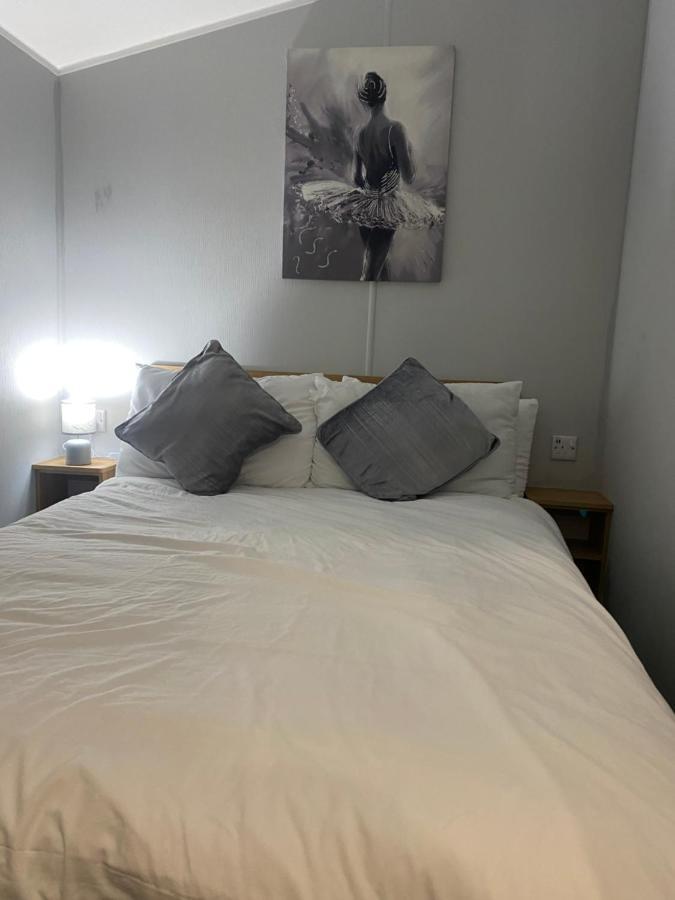 Stylish 3 Bedroom Caravan Near The Beach Walton-on-the-Naze Esterno foto